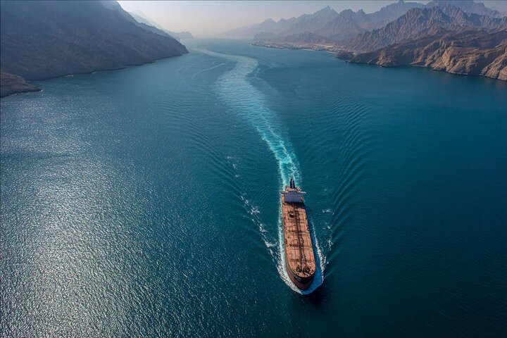 تنگه هرمز همچنان در وضعیت عادی نیست؛ آمار تردد دریایی خلاف ادعای ترامپ
