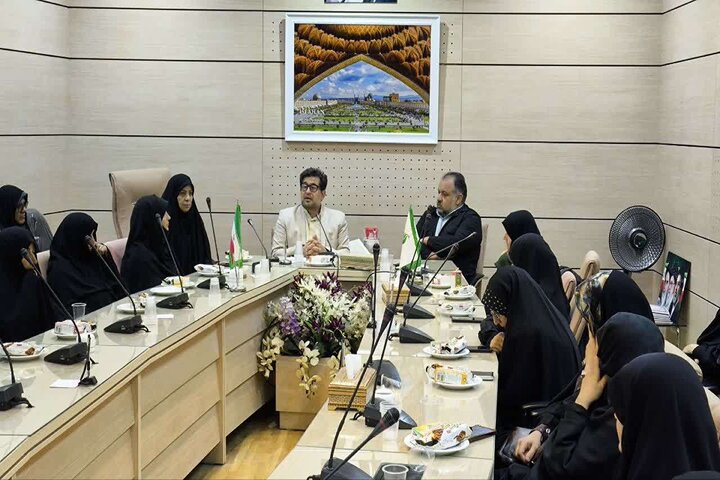 آیین تجلیل از سفیران نور و بانوان فعال قرآنی در شهر ابریشم برگزار شد