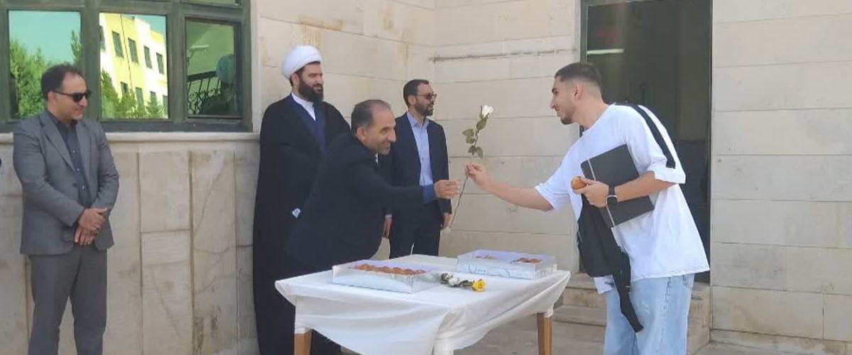 آیین استقبال از دانشجویان دانشگاه آزاد زنجان با طعم گل و شیرینی؛ گامی نو در تکریم نسل آینده‌ساز