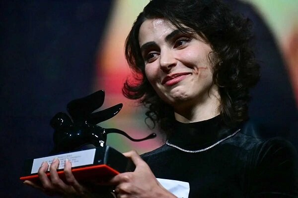ژست نخ‌نمای لاله مرزبان برای زنان ایران/ شرافت سیخی چند؟