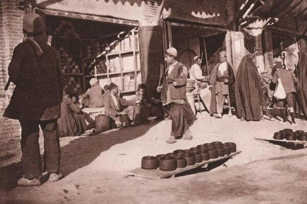 گلۀ کوچکی از بزها در خیابان‌های تهران در عهد قاجار + عکس