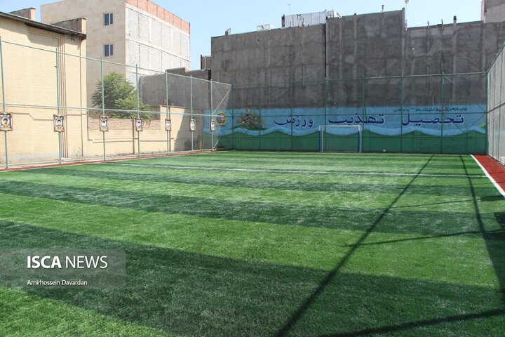 افتتاح زمین چمن مصنوعی و رونمایی از تجهیزات ورزشی در اردبیل