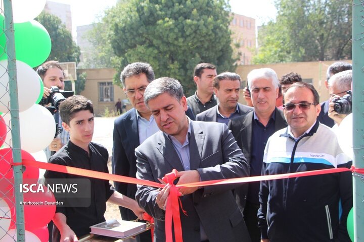 افتتاح زمین چمن مصنوعی و رونمایی از تجهیزات ورزشی در اردبیل