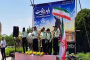 صلابت پرچم در دانشگاه آزاد اصفهان؛ پرچم ایران دست‌به‌دست میان دانشجویان به اهتزاز درآمد
