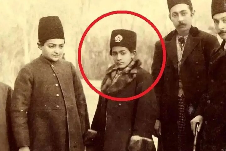 عکس آتلیه‌ای "سالارالسلطنه، پسر ناصرالدین شاه"