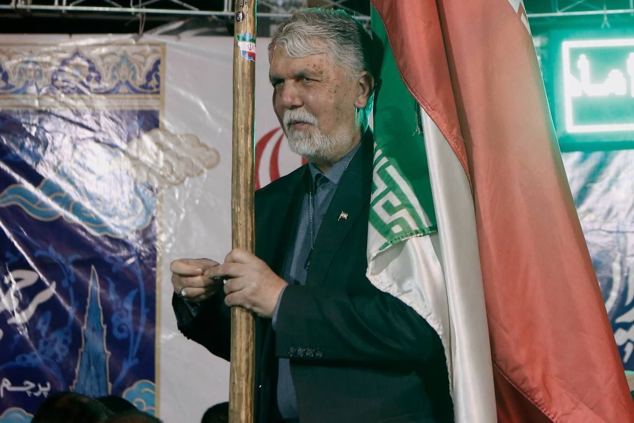 پرچم؛ پارچه‌ای که دوست داریم کفنمان باشد/ خراشادی: تا زمان حضور مردم در خیابان‌ها، پرچمداری چهارراه ولیعصر (عج) ادامه دارد
