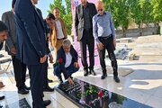 ادای احترام رئیس دانشگاه آزاد اسلامی به مقام شامخ شهدای دانش‌آموز لامرد