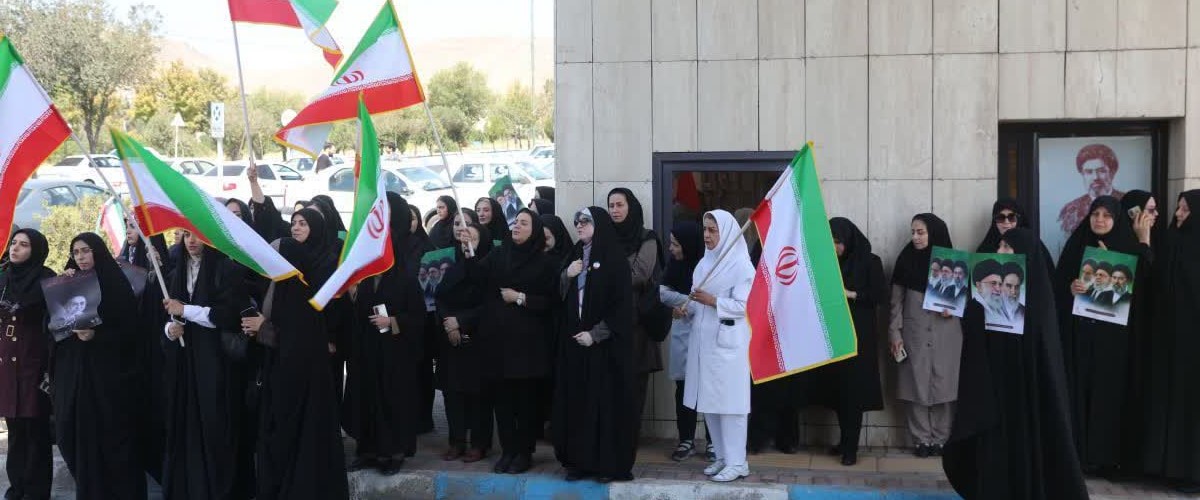پرچم مقدس جمهوری اسلامی ایران در دانشگاه علوم پزشکی زنجان به اهتزاز درآمد