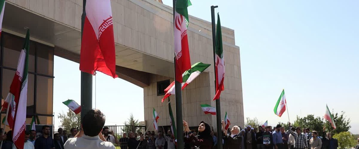 پرچم مقدس جمهوری اسلامی ایران در دانشگاه علوم پزشکی زنجان به اهتزاز درآمد