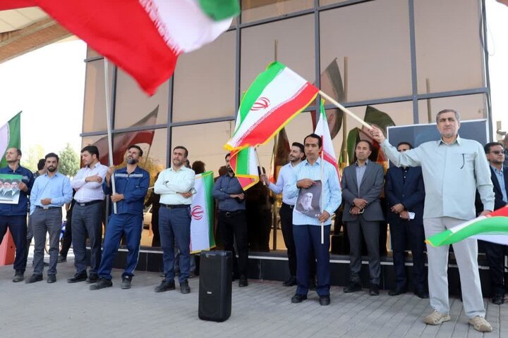 پرچم مقدس جمهوری اسلامی ایران در دانشگاه علوم پزشکی زنجان به اهتزاز درآمد
