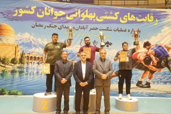 البرز قهرمان رقابت‌های کشتی پهلوانی جوانان کشور در اردبیل شد