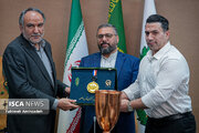 مراسم اهدای مدال طلای جهان به موزه آستان قدس رضوی