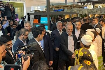 بازدید پزشکیان از نمایشگاه توانمندی‌های روستایی و عشایری