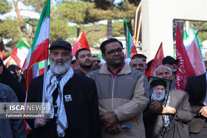 تشکیل بزرگترین زنجیره انسانی جان فدا توسط دانشجویان در دانشگاه فردوسی مشهد