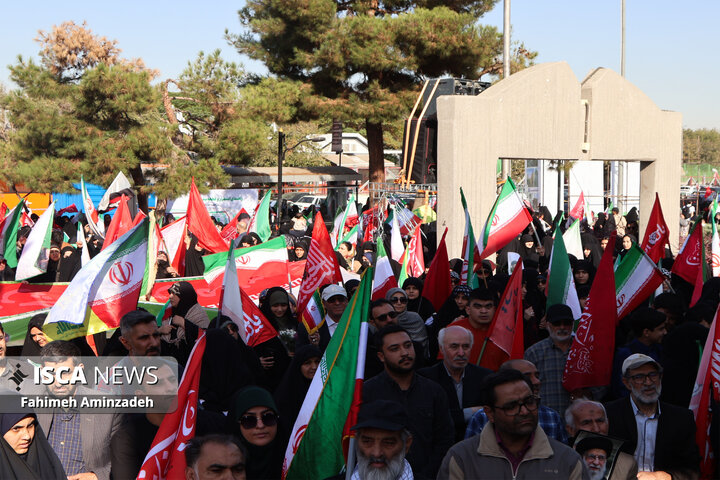 تشکیل بزرگترین زنجیره انسانی جان فدا توسط دانشجویان در دانشگاه فردوسی مشهد