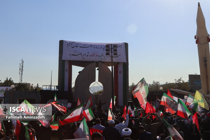 تشکیل بزرگترین زنجیره انسانی جان فدا توسط دانشجویان در دانشگاه فردوسی مشهد