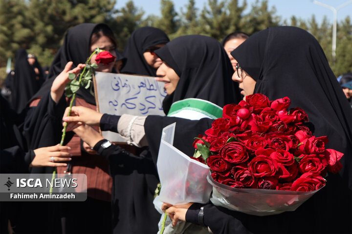 تشکیل بزرگترین زنجیره انسانی جان فدا توسط دانشجویان در دانشگاه فردوسی مشهد