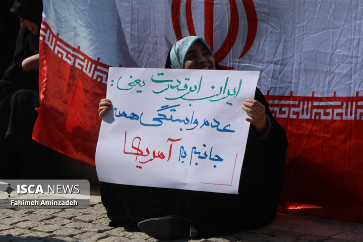تشکیل بزرگترین زنجیره انسانی جان فدا توسط دانشجویان در دانشگاه فردوسی مشهد