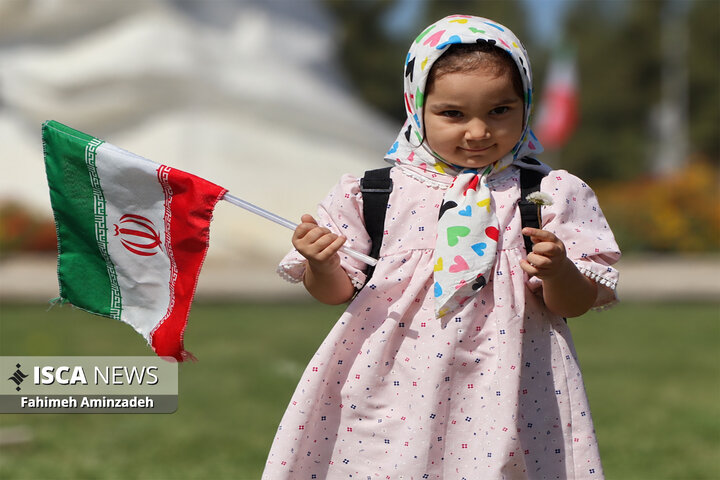 تشکیل بزرگترین زنجیره انسانی جان فدا توسط دانشجویان در دانشگاه فردوسی مشهد