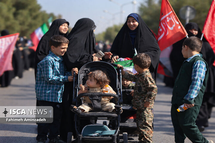 تشکیل بزرگترین زنجیره انسانی جان فدا توسط دانشجویان در دانشگاه فردوسی مشهد