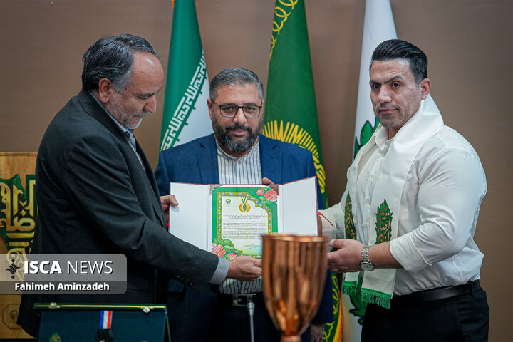 مراسم اهدای مدال طلای جهان به موزه آستان قدس رضوی
