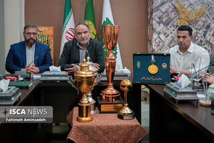 مراسم اهدای مدال طلای جهان به موزه آستان قدس رضوی