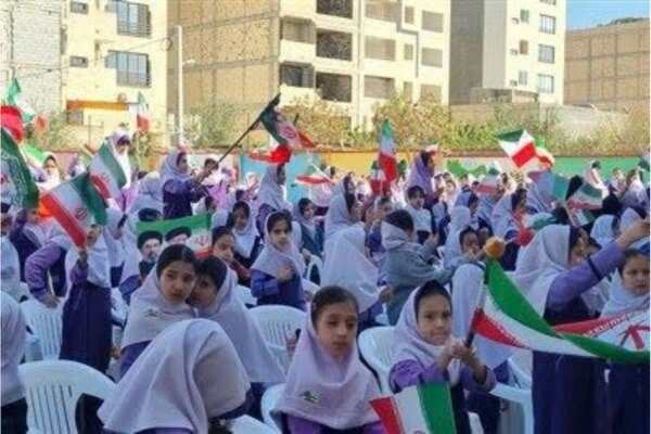 زنگ شادی «زنگ مدرسه» در مدرسه کم‌برخوردار کوی علوی اهواز برگزار شد