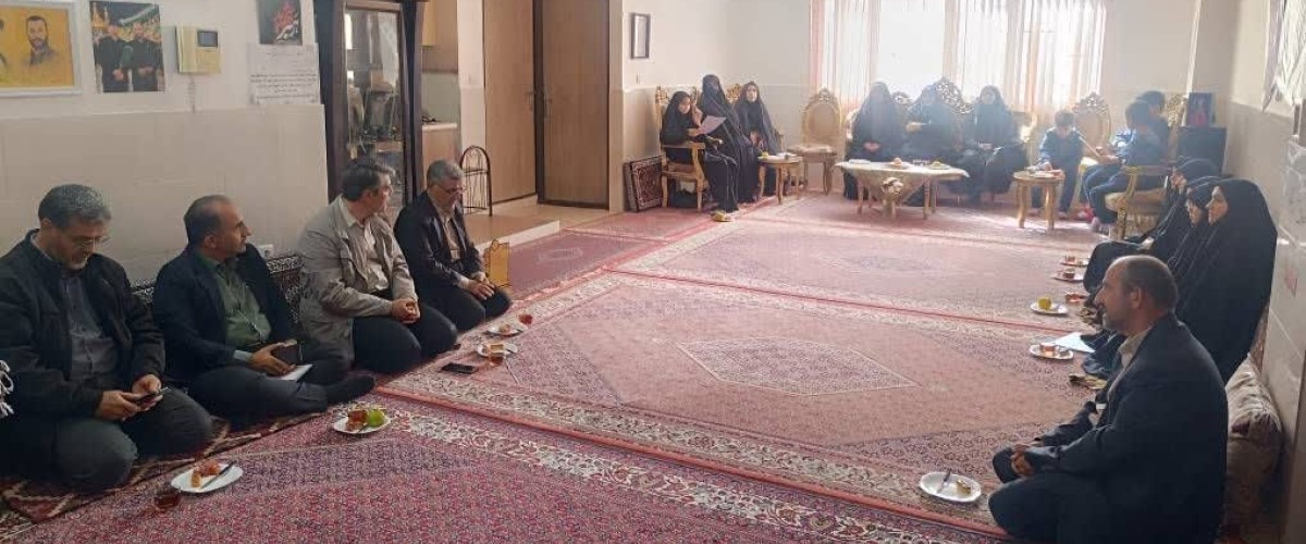 تجلیل مسئولان دانشگاه آزاد زنجان از خانواده شهداء؛ دیدار با خانواده شهید سیدطاها بهشتینژاد