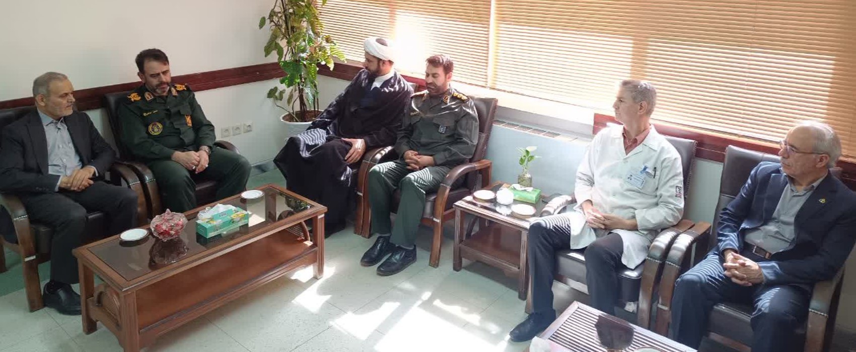 تجلیل فرمانده سپاه انصارالمهدی(عج) و رئیس دانشگاه علوم پزشکی زنجان از پرستاران
