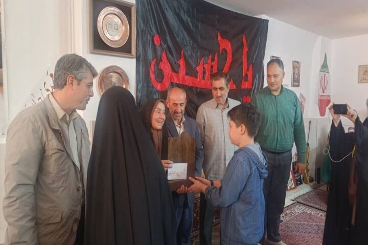 تجلیل مسئولان دانشگاه آزاد زنجان از خانواده شهداء؛ دیدار با خانواده شهید سیدطاها بهشتی‌نژاد