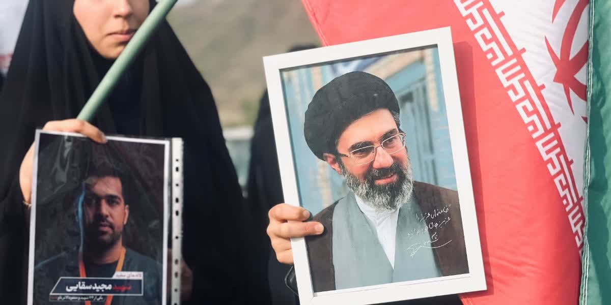 تجلی وفاداری دانشجویان در مراسم پرچم‌گردانی؛ ایستادگی نسل جوان در کنار پرچم ایران
