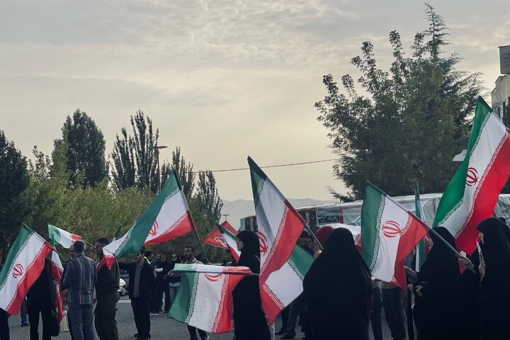 تجلی وفاداری دانشجویان در مراسم پرچم‌گردانی؛ ایستادگی نسل جوان در کنار پرچم ایران