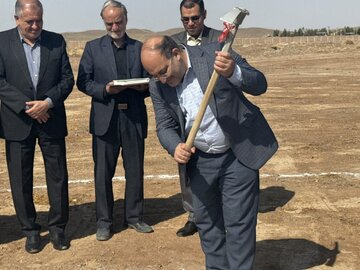 کلنگ‌زنی 1000 میلیاردی نیروگاه خورشیدی در دانشگاه آزاد اردستان