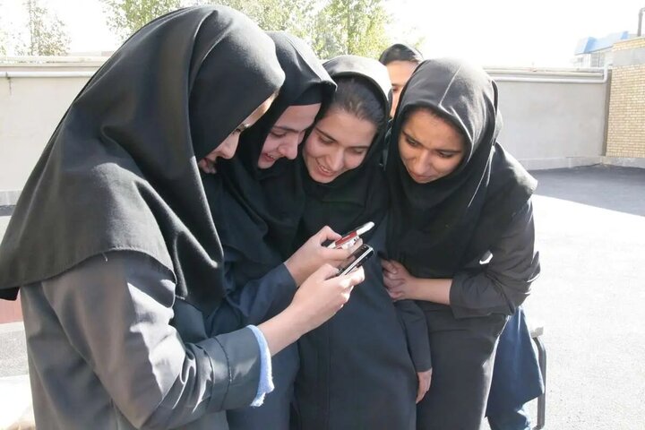استفاده از تلفن همراه در مدارس مجاز است؟