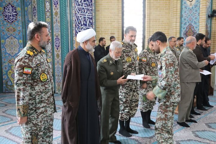 اعطای عطیه فرماندهی معظم کل قوا به دانش‌آموختگان دانشگاه افسری پدافند