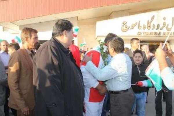 استقبال از سامان پاکباز مدال‌آور پارای آسیایی در فرودگاه یاسوج