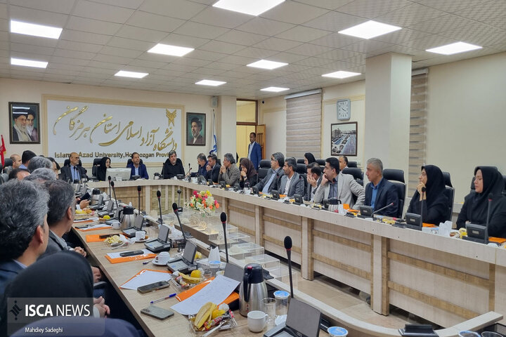 بررسی عملکرد و رسیدگی به شکایات واحدهای دانشگاه آزاد در جلسه شورای استان هرمزگان ‌