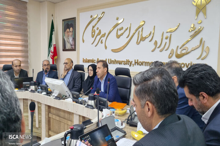 بررسی عملکرد و رسیدگی به شکایات واحدهای دانشگاه آزاد در جلسه شورای استان هرمزگان ‌