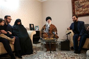 ویدیو / حضور رهبر انقلاب در منزل سردار شهید همدانی