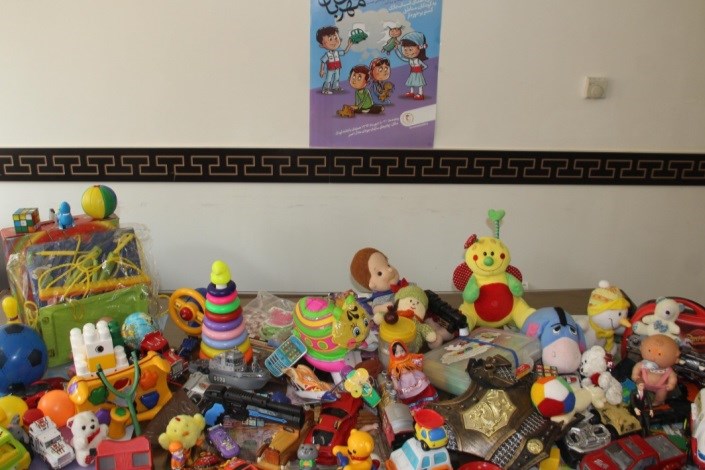 توزیع اسباب بازی های جمع آوری شده در طرح دست های مهربان میان کودکان مناطق محروم