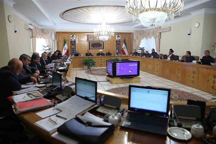 روحانی: تا هنگام اطمینان از تأمین حقوق زنان در فرصت های شغلی، آزمون استخدامی به تعویق بیفتد