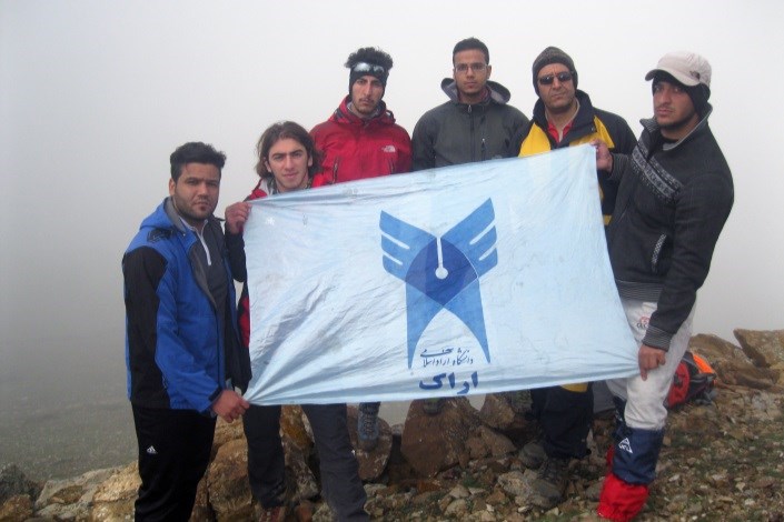 صعود کوهنوردان دانشگاه آزاد اسلامی اراک به قله لاکمر فیروزکوه