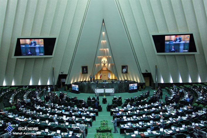 دو انتقاد در صحن علنی مجلس: از نحوه ریاست لاریجانی تا انتقاداز ارجاع طرح حقوق‌های نامتعارف به کمیسیون اصل 90