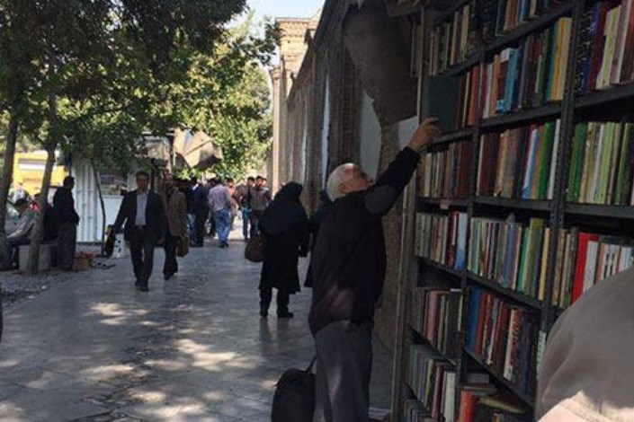 تجلیل از صاحب عجیب ترین کتابفروشی دیواری تهران   