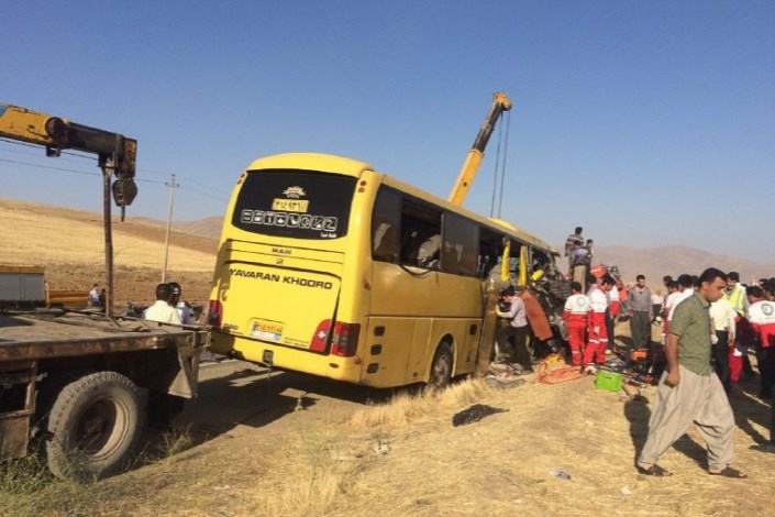  26 مسافر در برخورد اتوبوس با کامیون در سمنان مصدوم شدند 