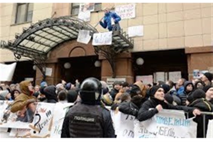 ویدیو / حمله معترضان به سفارت ترکیه در مسکو 