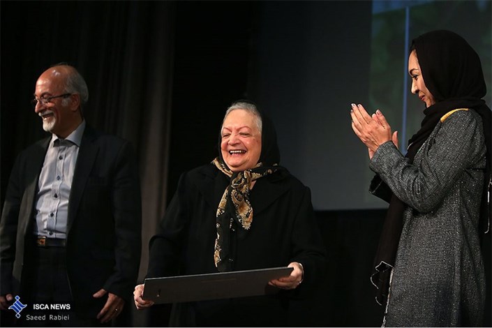 تجلیل نیکی کریمی از اولین کارگردان زن سینمای  ایران