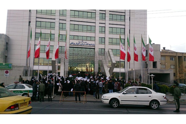 تجمع اعتراضی پرستاران  در مقابل وزارت بهداشت 