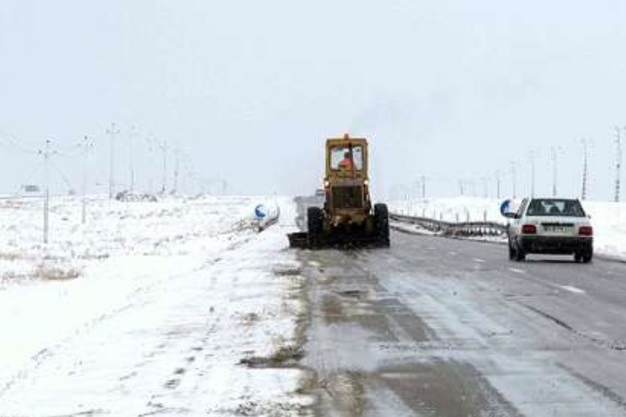 بارش برف راه 50 روستای سلماس را مسدود کرد
