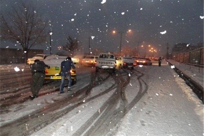 برف خیابان های تهران را قفل کرد/ مسئولان خدمات شهری غافلگیر شدند